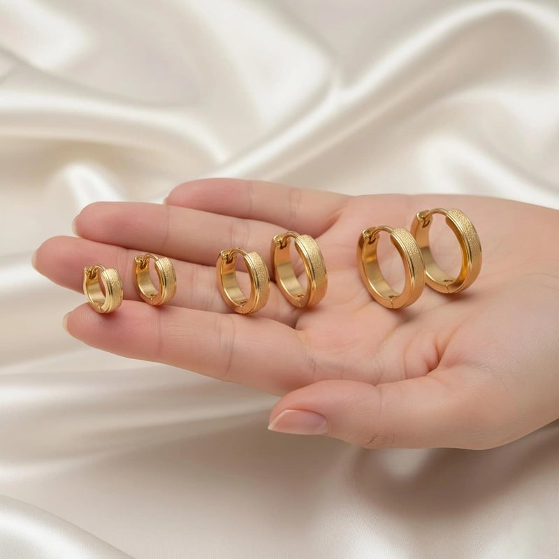 طقم حلقان أنيقة، مصنوعة من الستانلس ستيل المقاوم للصدأ. تجمع بين الملمس الناعم واللامع. 
3 أزواج بمقاسات متدرجة لتمنحك حرية التنسيق والتألق. - Image 4